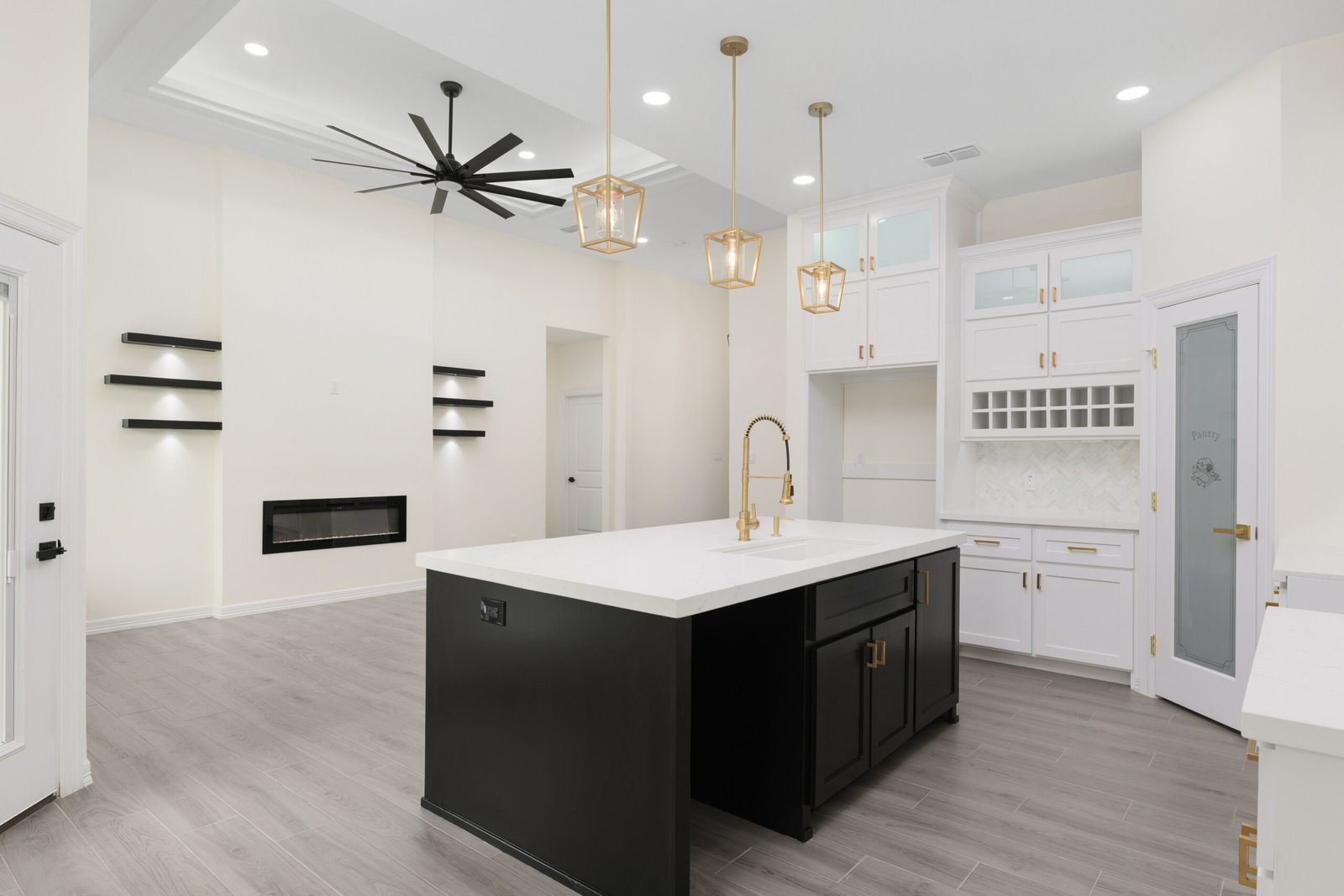 Kitchen with island, 816 N Trinity