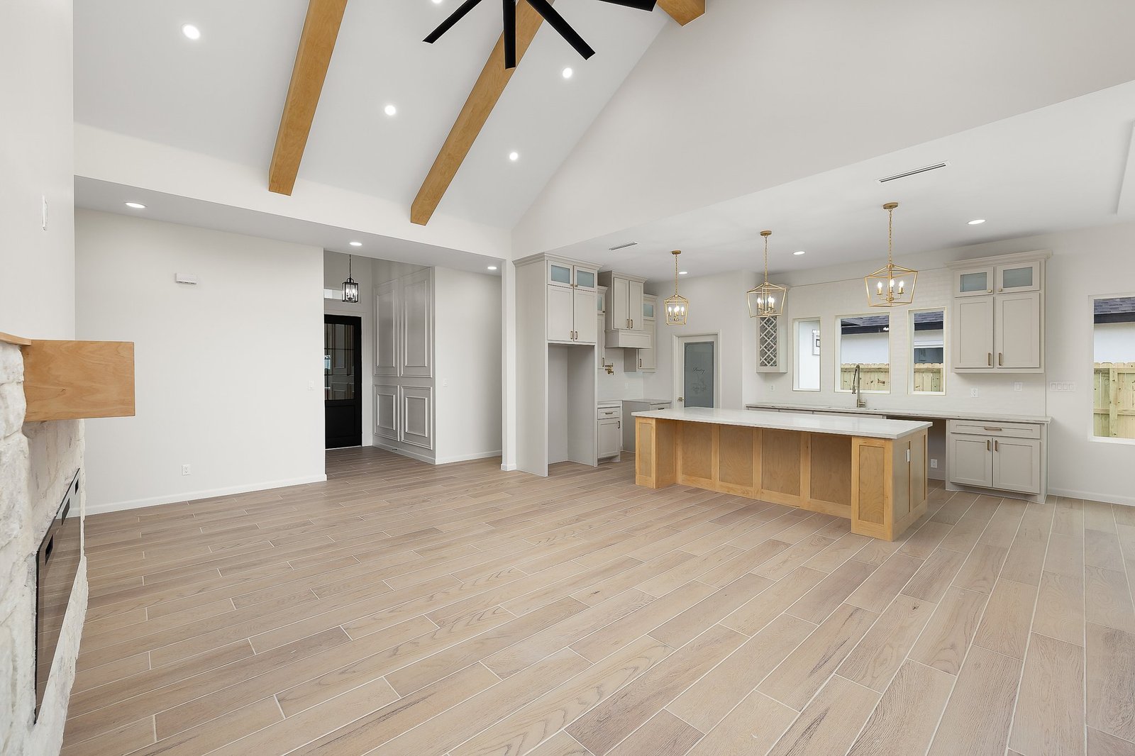 1003 Bette — open-plan living room and kitchen
