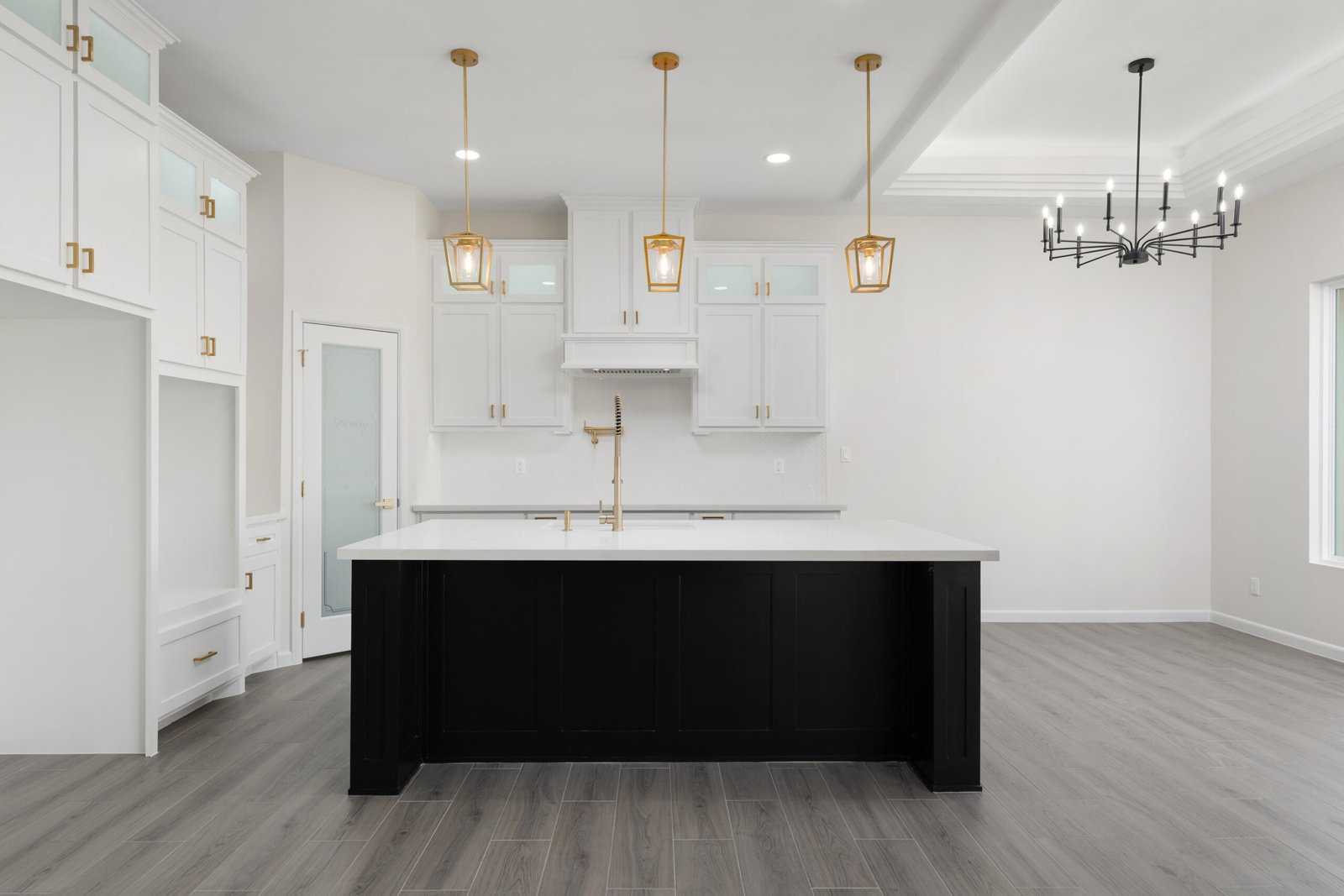 1007 Bette — kitchen with island