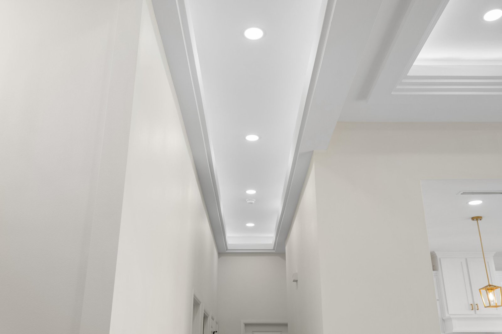 1007 Bette — hallway ceiling detail