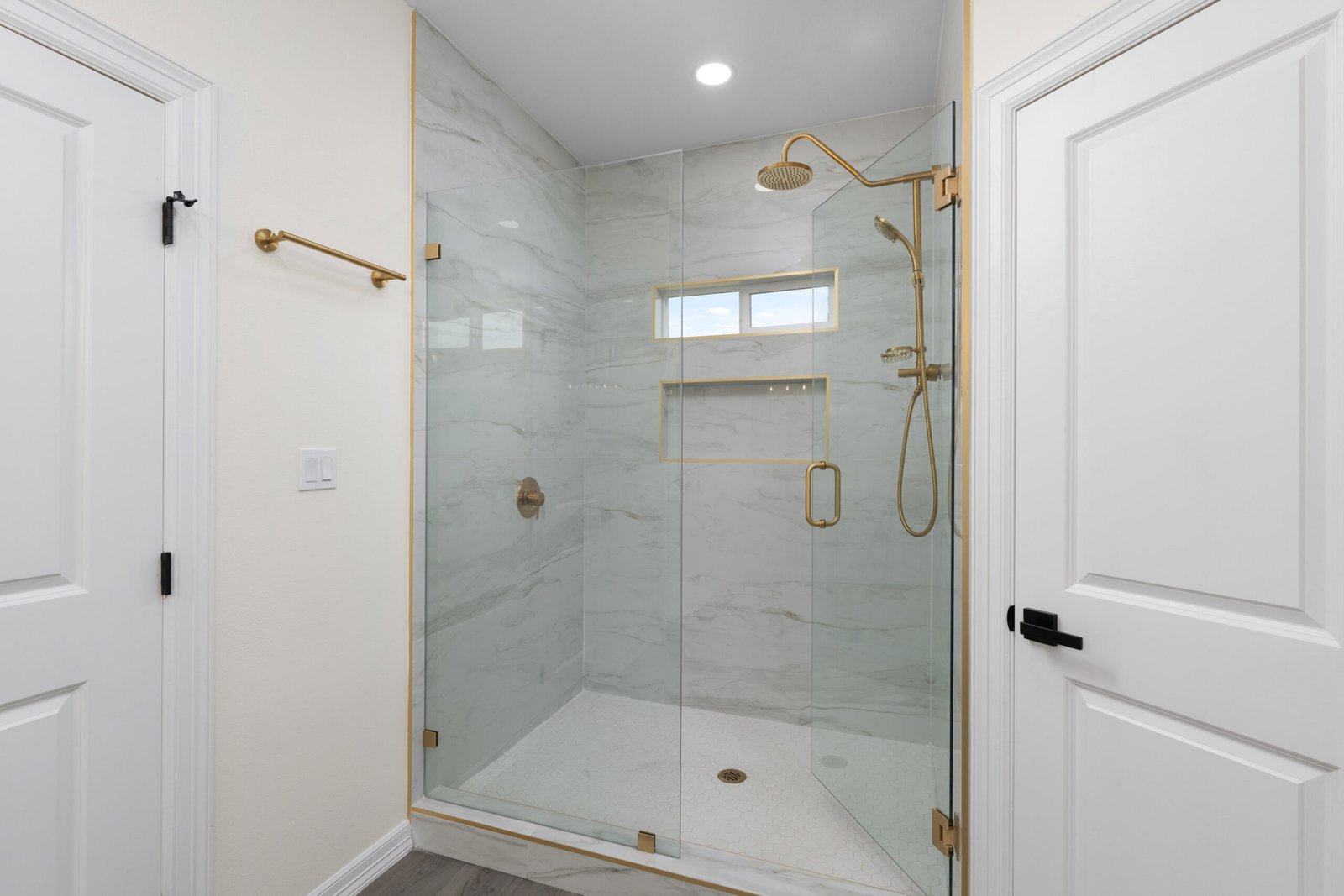 816 N Trinity — walk-in shower