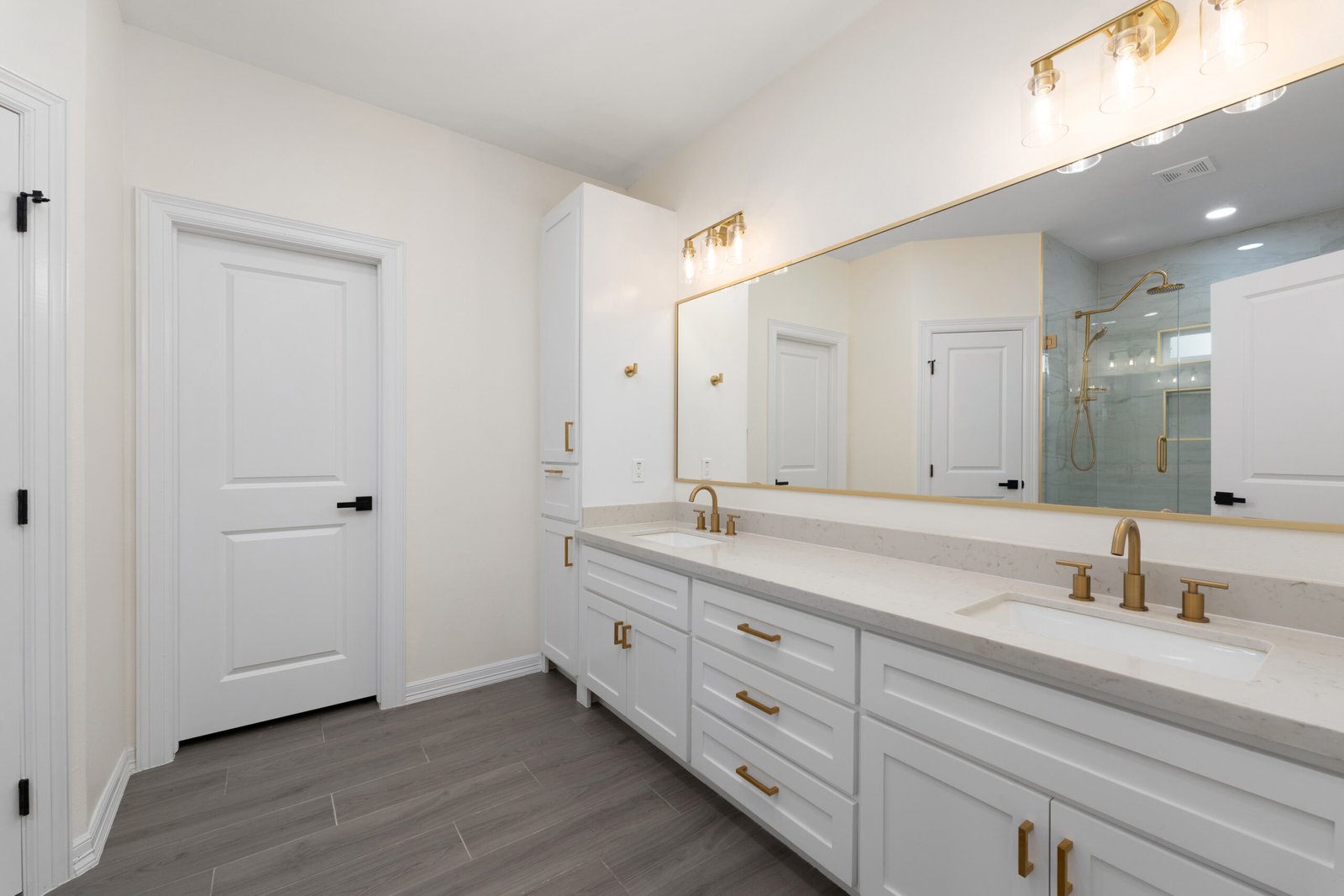 816 N Trinity — bathroom vanity