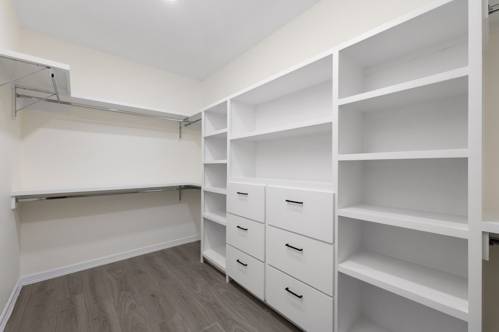 816 N Trinity — walk-in closet