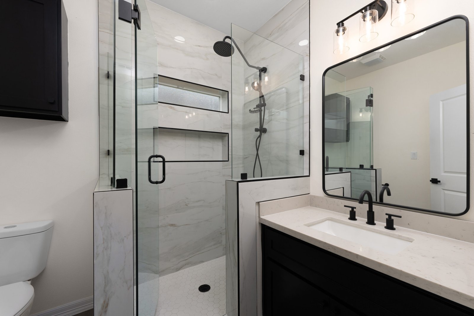 816 N Trinity — bathroom