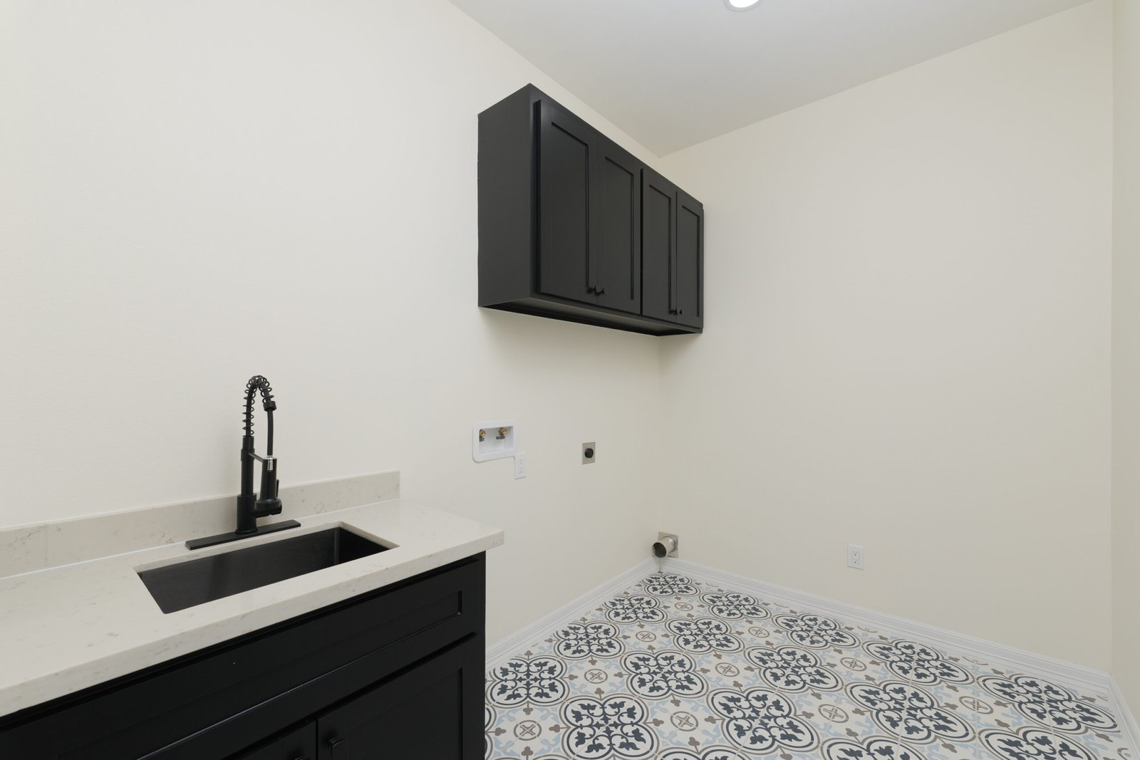816 N Trinity — laundry room